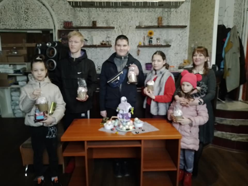 Ідея розмалювати яйця харчовим барвником – від Їнни Мігулі.