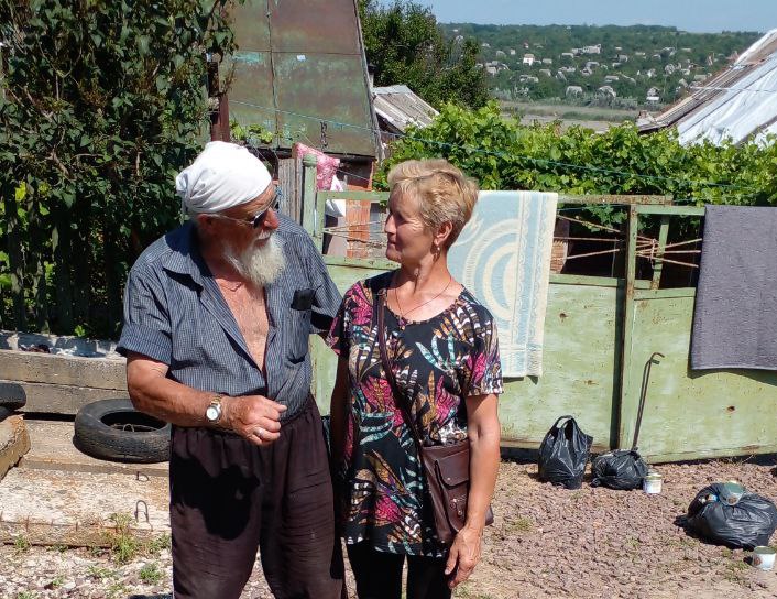 Допомогати тим, хто намагається вижити на своїй землі