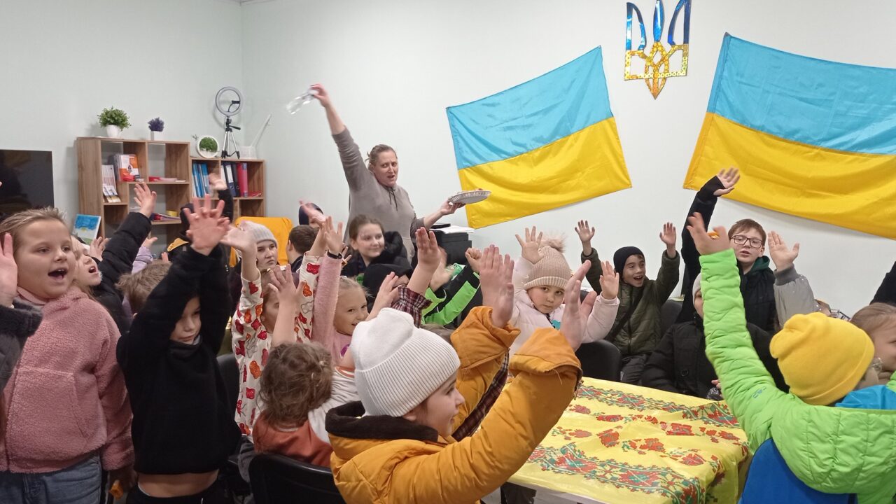День захисту дітей у Петро-Михайлівці: ігри, солодощі та кольорові долоньки